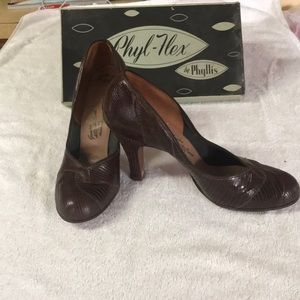 Vintage alligator brown pumps